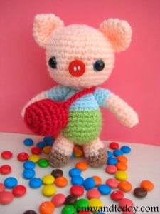 free mini crochet pig pattern.