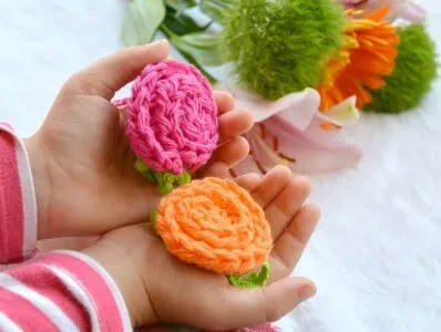 19. free cute flower Crochet-Deco-Roses-with-Leaves pattern