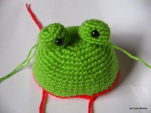 crochet frog hat.
