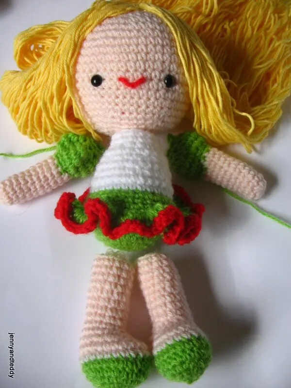 kelly how to assemble crochet doll in a frog hat.
