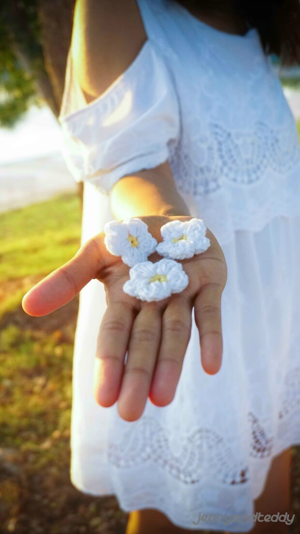 tiny crochet flower free pattern