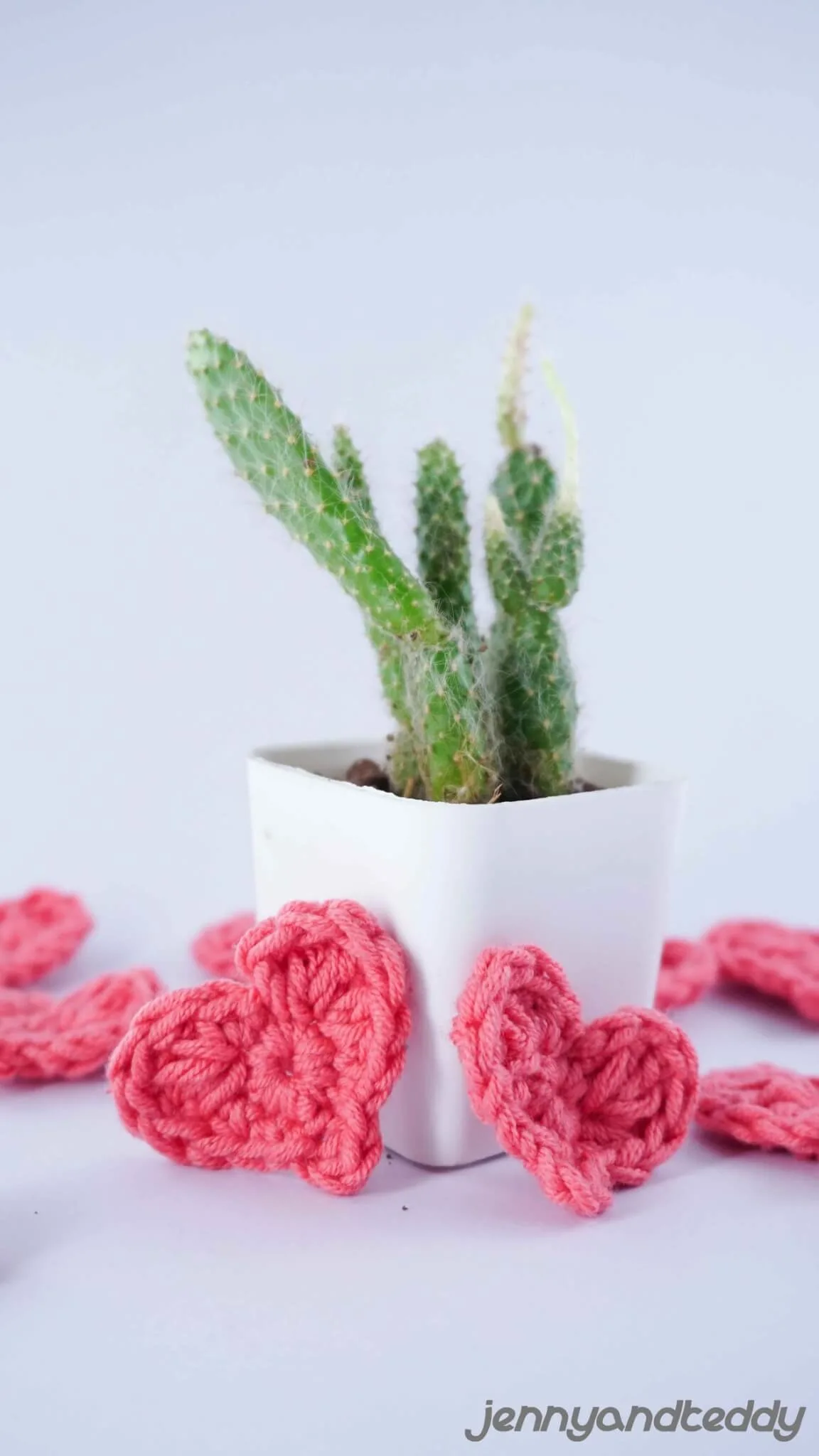 easy crochet cute little heart pattern.