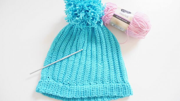 The Easiest ribbed blue beanie crochet hat free pattern - Jenny & Teddy