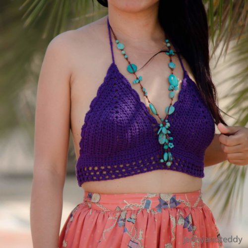 easy summer  crochet bikini top free pattern with video tutorial.