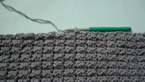 crochet even moss stitch in row.