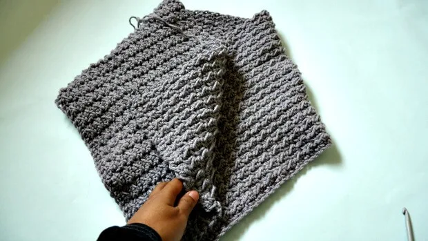 How to crocheting a cowl collar scarf.