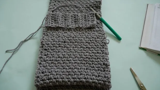How to crochet simple scarf with pocket.