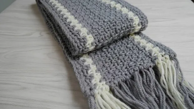 easy crochet frienge scarf with grey color.