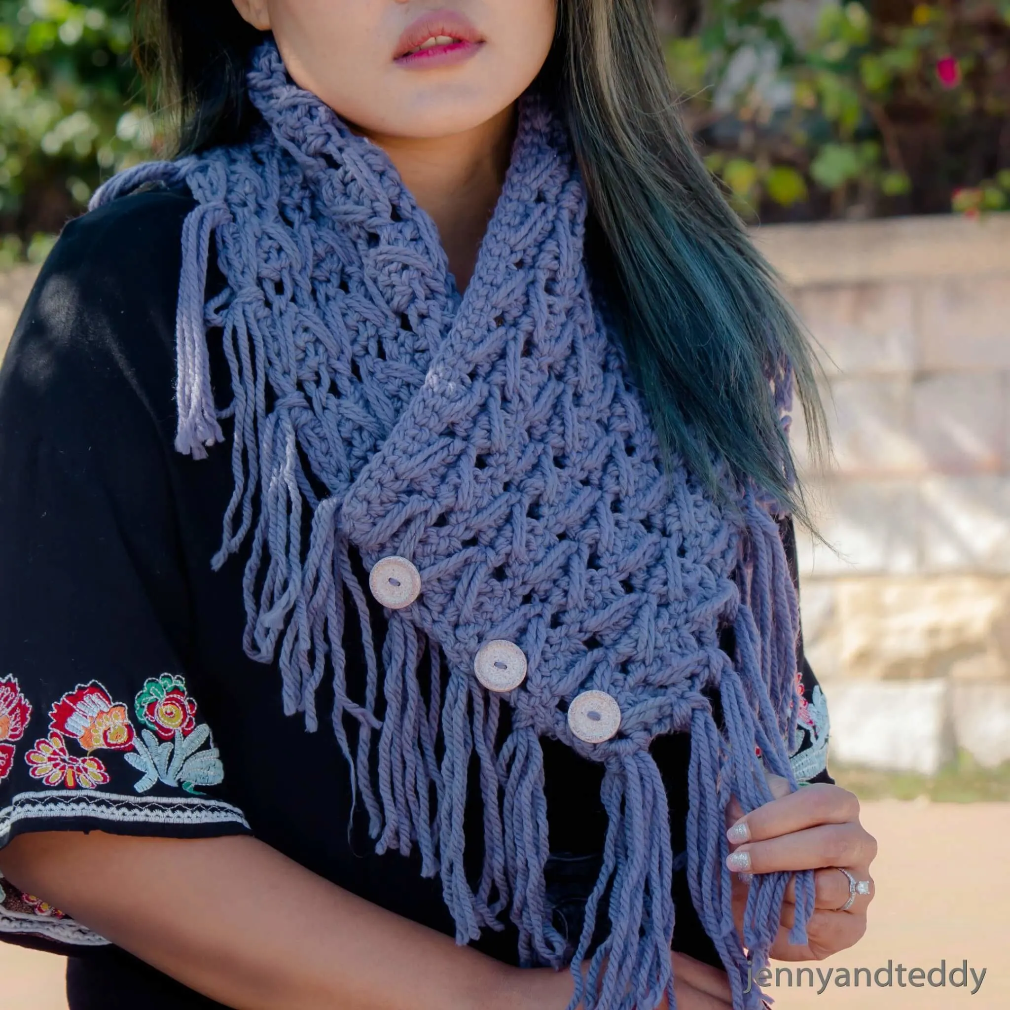 fringe cowl free crochet pattern.