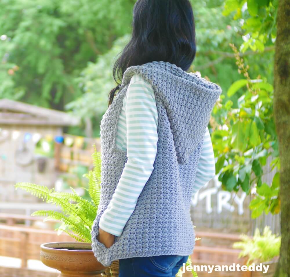simple crochet jacket with hooded pattern with ziper.