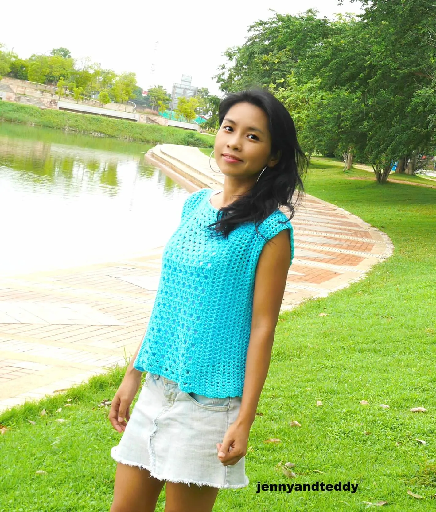 crochet top with granny square top free pattern with video tutorial.