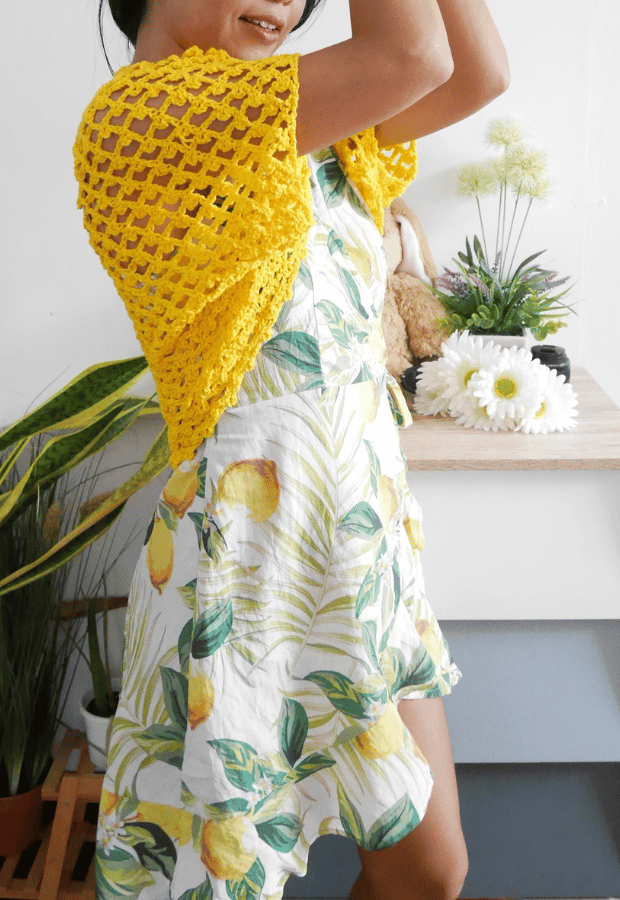simple lacy women crochet shrug free pattern.