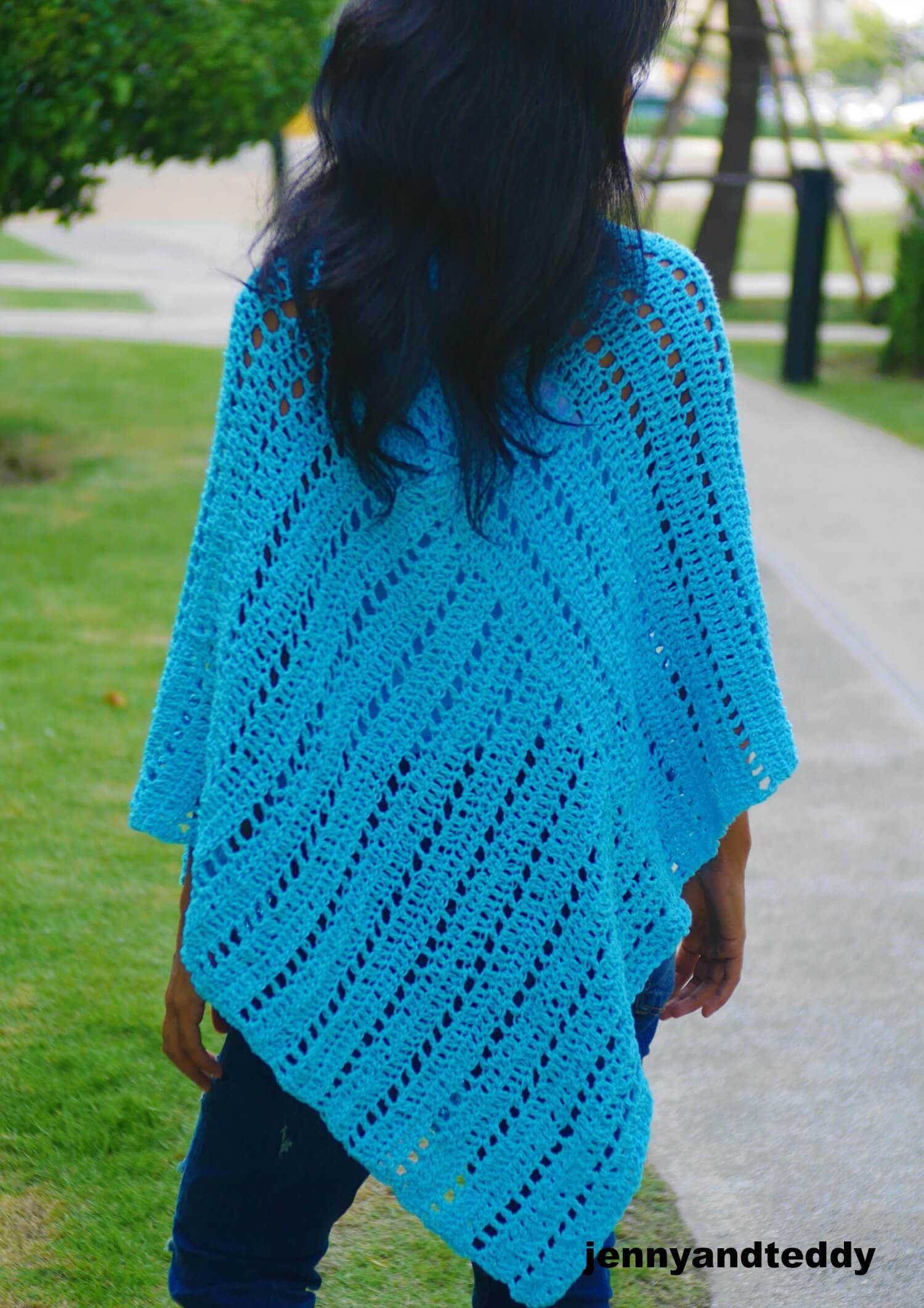 easy crochet poncho free pattern with full video tutorial.