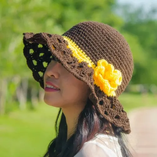 Lace brim crochet sun hat for ladies free pattern.