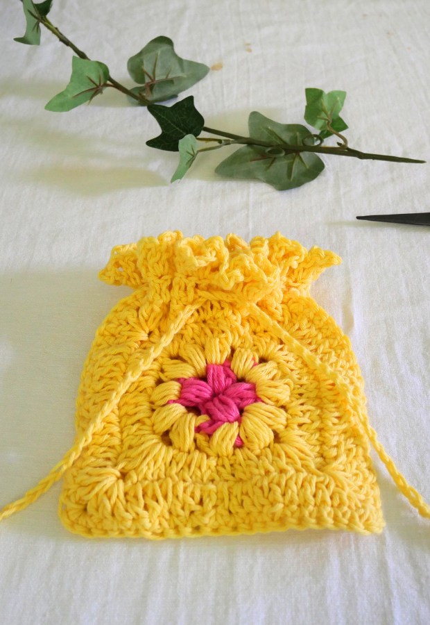granny square draw string bag free pattern.