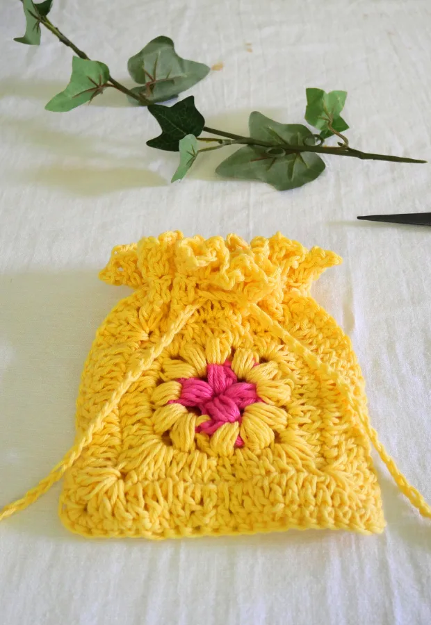 granny square draw string bag free pattern.